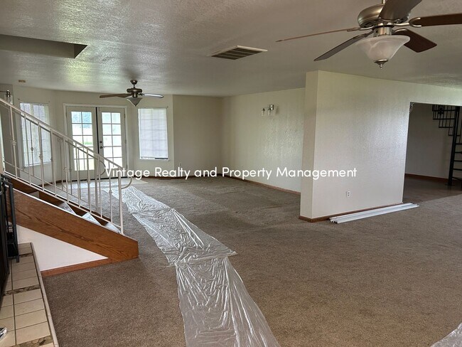 Building Photo - Available Soon!! Extra Big 5 Bedroom Country Home That You Have To See!!!