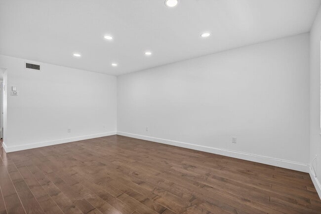 Building Photo - 110 Shore Ct