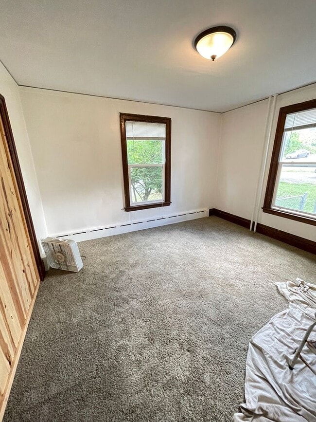 Building Photo - AVAILABLE NOW! FOR A DECEMBER 1ST MOVE IN - 4 Bedroom 1 Bath Home!