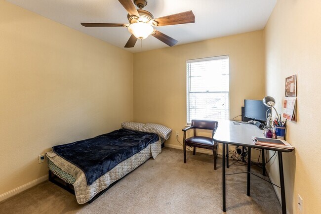 Building Photo - 422 River Oaks Dr