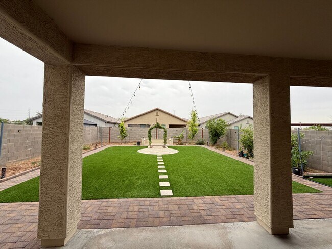 Building Photo - 3 bedroom 3 bath Home