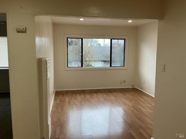 Building Photo - 212 S E St