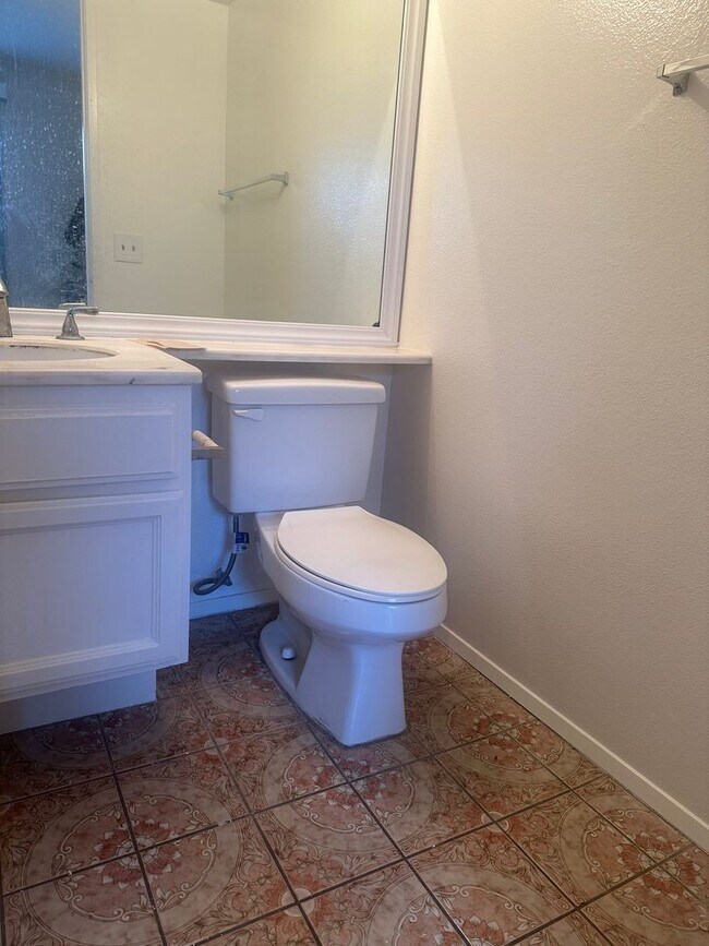 Building Photo - Charming 3-Bed/2.5-Bath Townhome with 2-Car Garage in Garden Grove