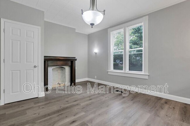 Building Photo - 341 E Markison Ave