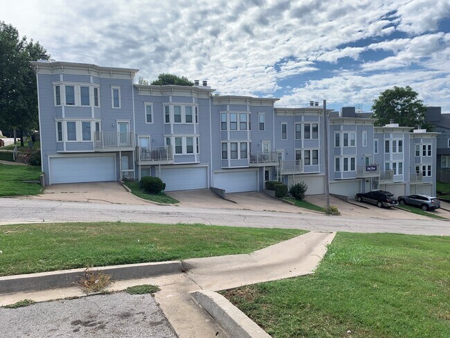 Primary Photo - 1303 S Lawton Ave