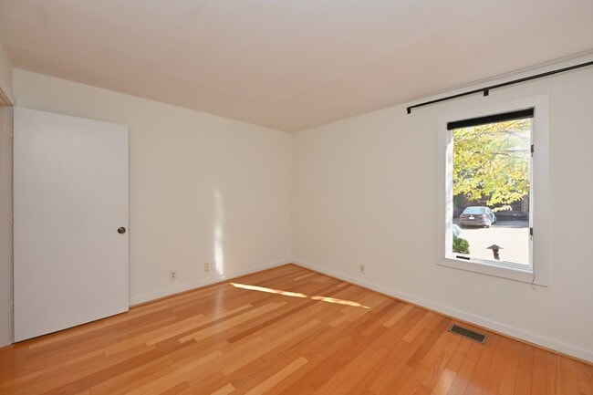 Building Photo - **PERFECTLY SITUATED TOWNHOME IN GREEN HIL...