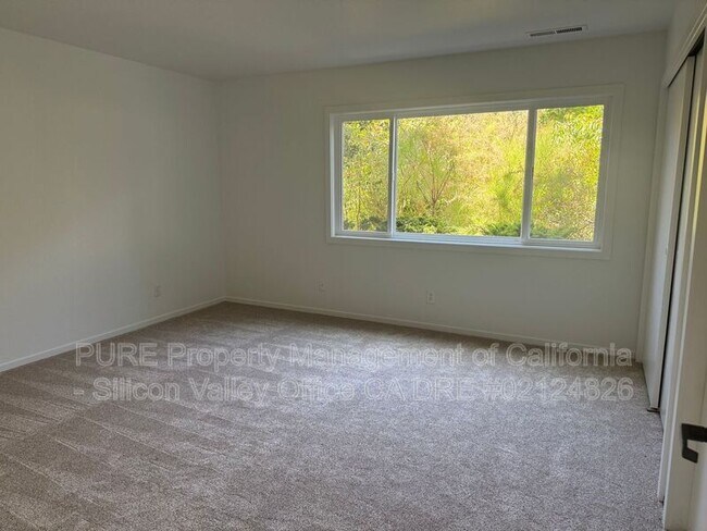 Building Photo - 306 Kingsbury Dr