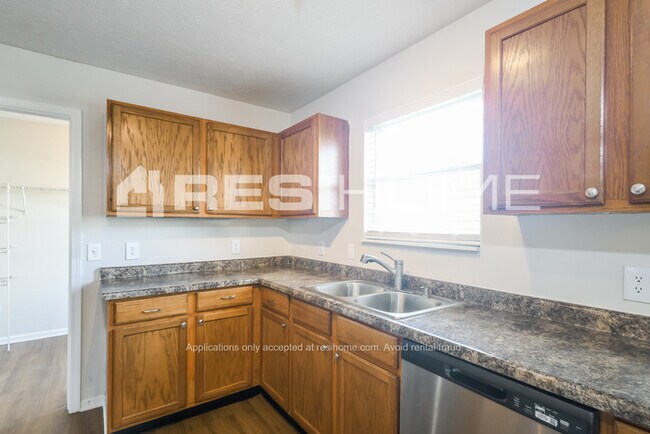 Building Photo - HOME FOR RENT!!