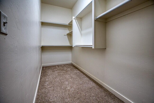 Building Photo - 807 Venice Ct