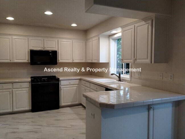 Building Photo - Garden Home 4 Bed & Office Quick Access to Beaverton/Dntn PDX, Rec Center, Washington Square
