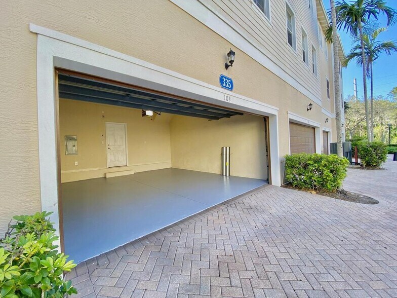 Building Photo - 335 E Thatch Palm Cir