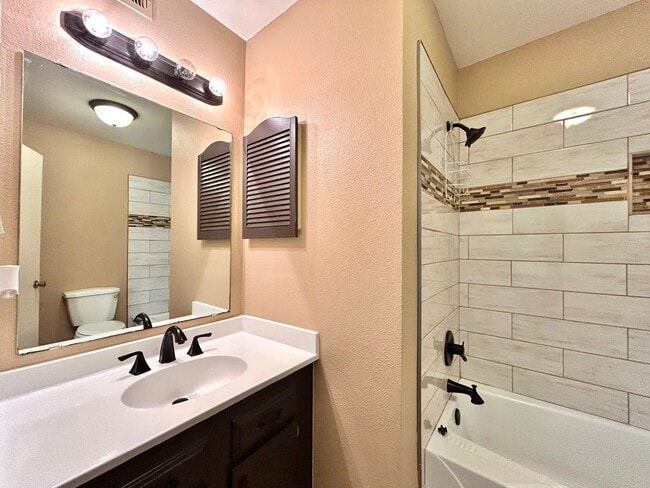 Building Photo - Beautiful 3BR/2BA Two-Level Home with Tall...