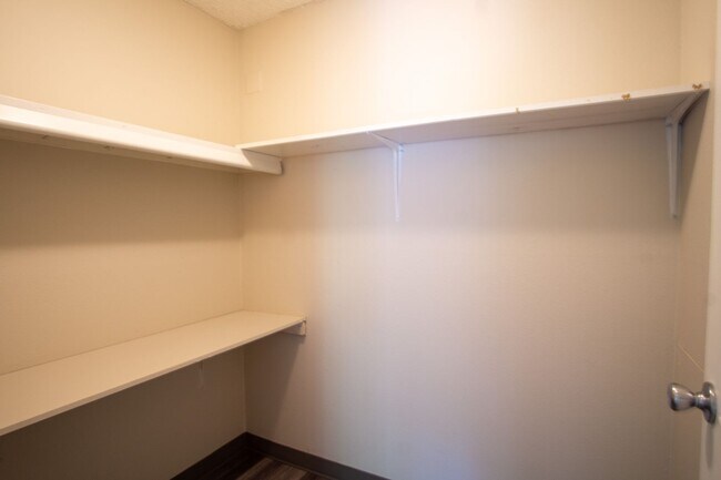 Building Photo - 1-Bdr on Pill Hill: Private Patio & Close ...