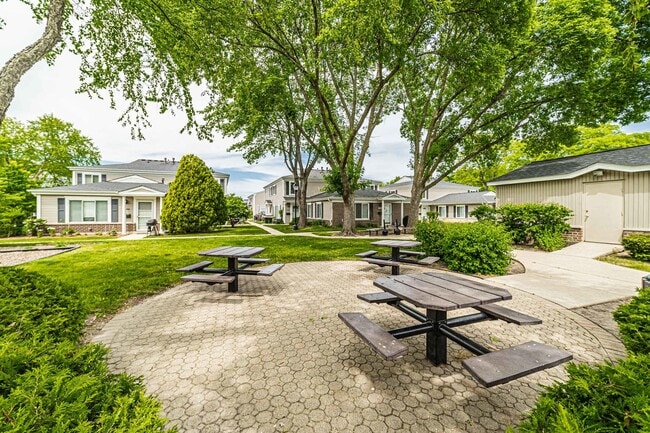 Building Photo - 1553 Cove Dr