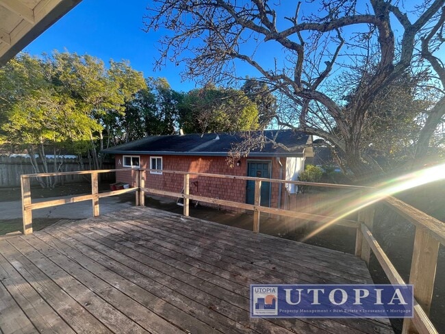 Building Photo - RENT SPECIAL: $500 off first months rent if lease is signed by end of March!! Newly Renovated Coz...