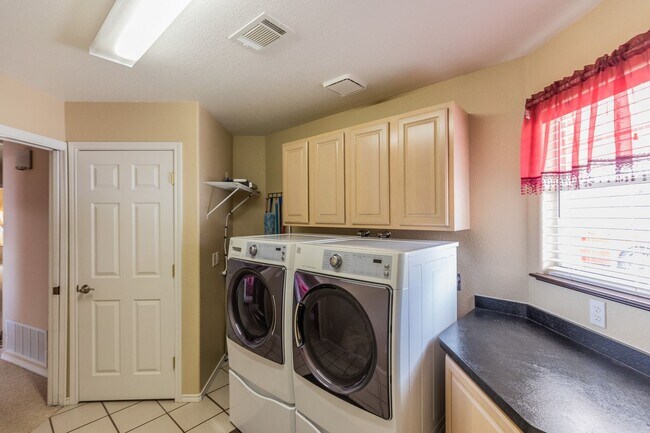 Building Photo - 3 bed 2 bath beautiful home!