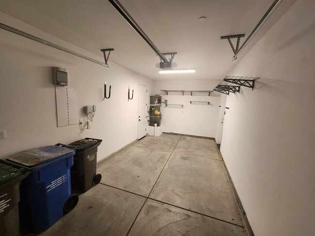 Building Photo - 3 bedroom 2.5 bath townhouse