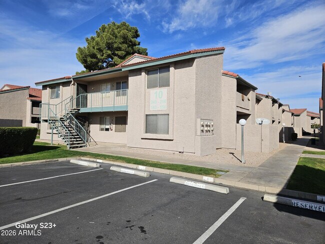 Building Photo - 623 W Guadalupe Rd