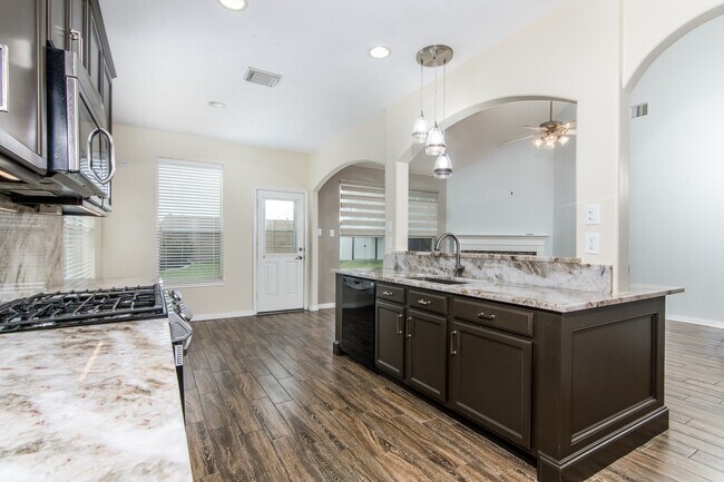 Building Photo - 22015 Field Green Dr