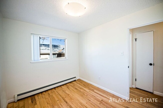 Building Photo - Beautiful 2 Bedroom 1 Bathroom On A Quiet ...