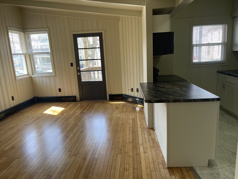 Building Photo - 536 Algoma Blvd