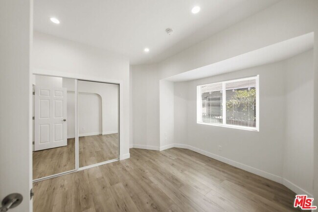 Building Photo - 2910 S Budlong Ave