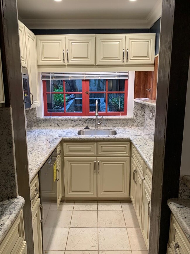 Kitchen nook - 2357 Prospect St