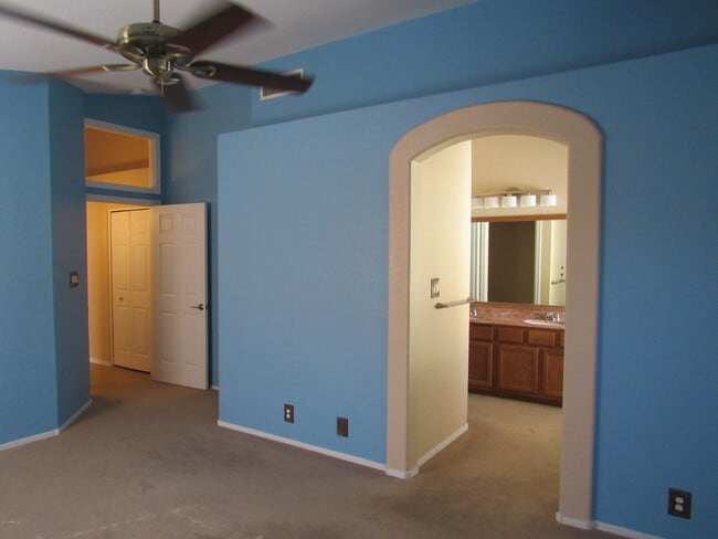 Building Photo - 853 E Constitution Dr