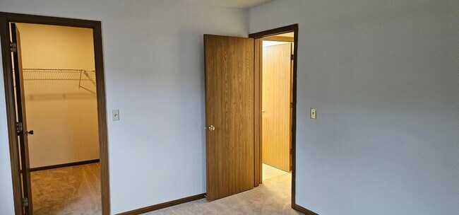 Building Photo - 301 Village Creek Dr