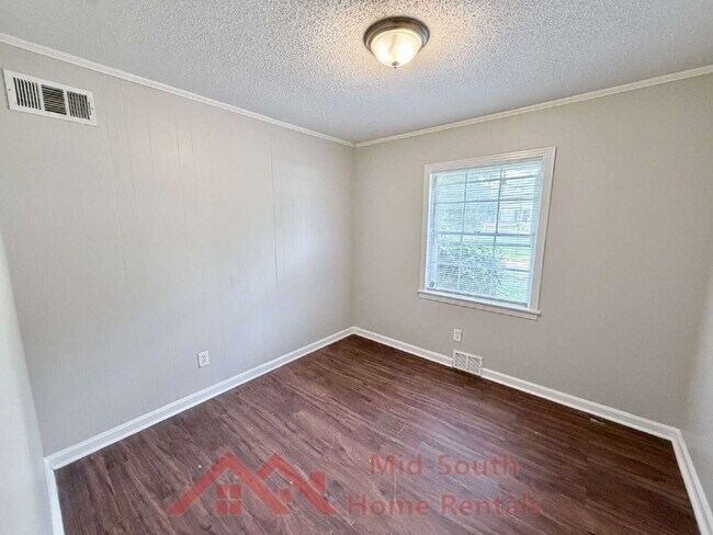 Building Photo - 2050 Sharon Ln