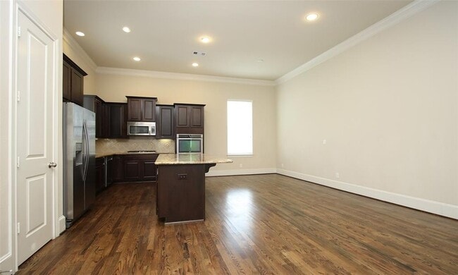 Building Photo - 2027 Fannin Station W