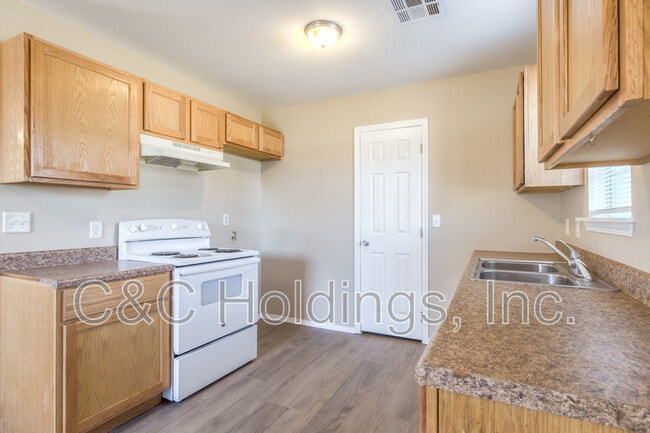 Building Photo - 914 Rockwood Ave