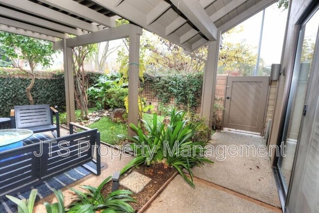 Building Photo - 2010 Promontory Point Ln