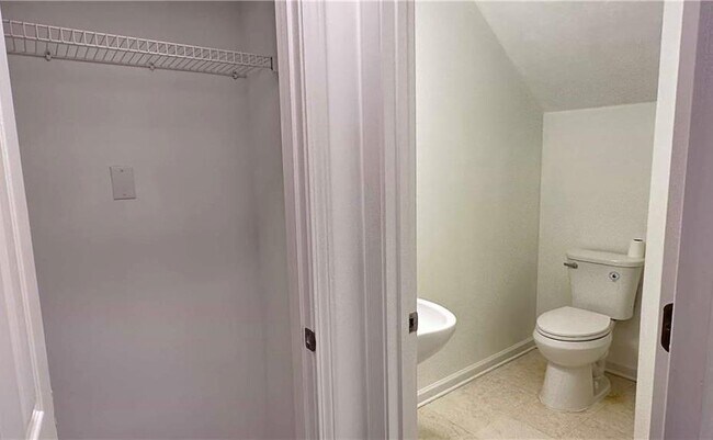 Building Photo - 6243 Shoreview Cir