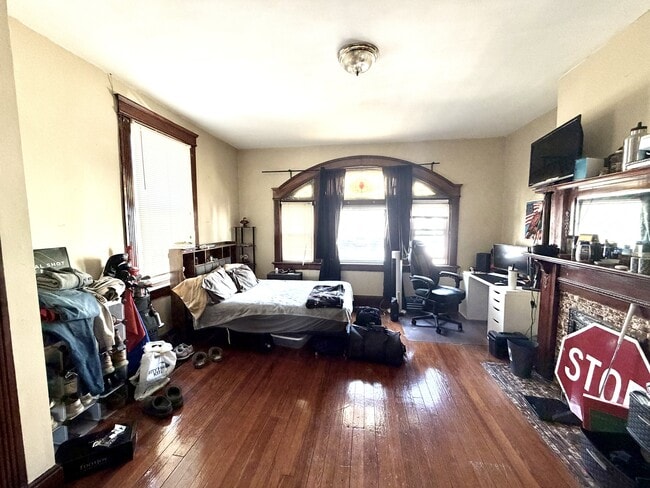 Building Photo - 2242 Victor St