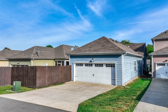 Building Photo - 2437 Duxbury Dr