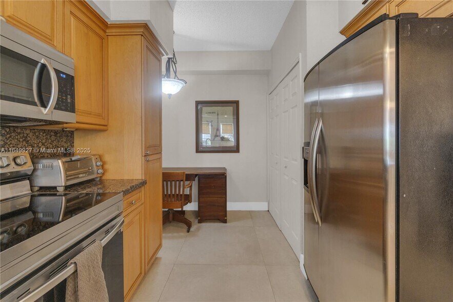Building Photo - 3235 NE 184th St