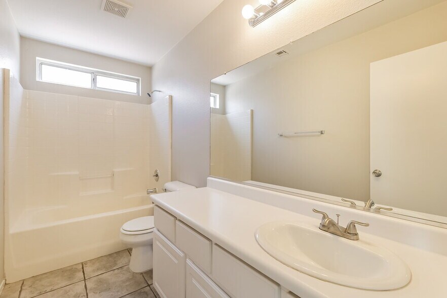 Building Photo - 1030 Blue Lantern Dr