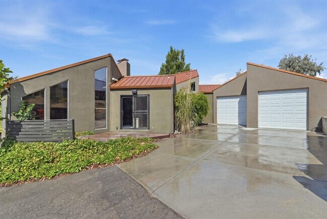 Building Photo - Remodeled Mid-Century 3-Bedroom, 2.5-Bath Home in a Highly Desirable Boise Neighborhood