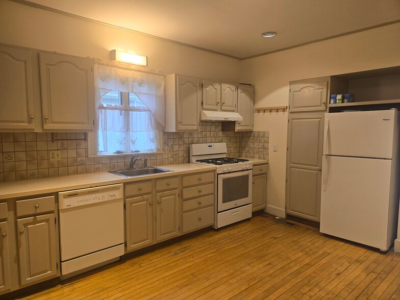 Kitchen - 17 Mason St