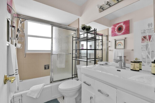 Building Photo - 450 French Royale Cir