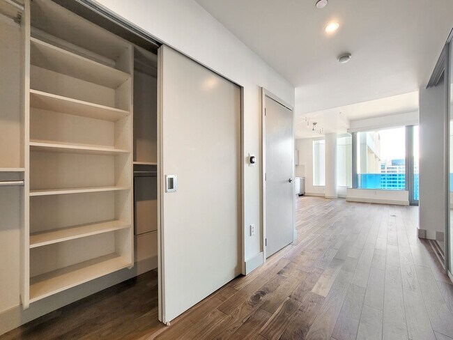 Building Photo - 25th West facing luxury unit located top of Hyatt Hotel!