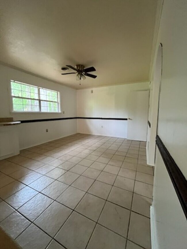 Building Photo - 3219 Lakewood Dr