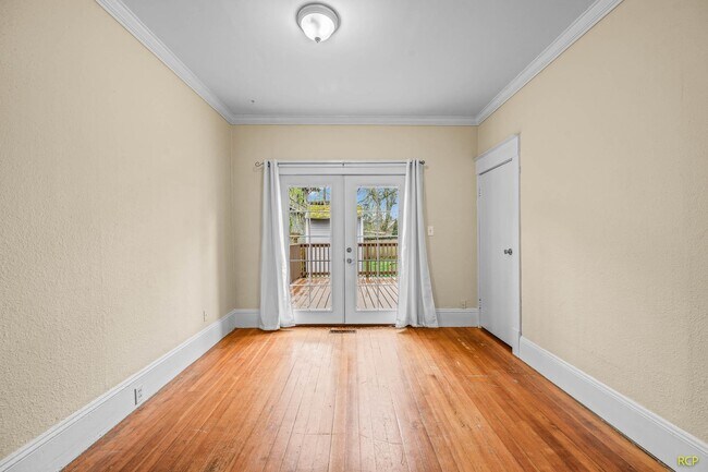 Building Photo - 626 NE Russell St