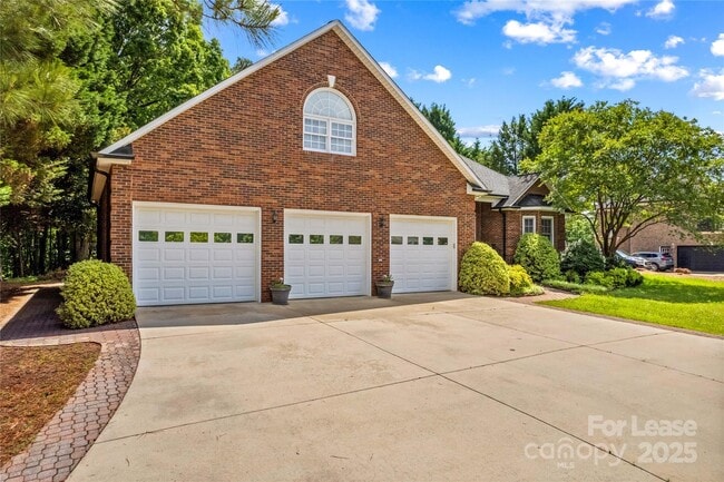Building Photo - 4522 Long Cove Dr