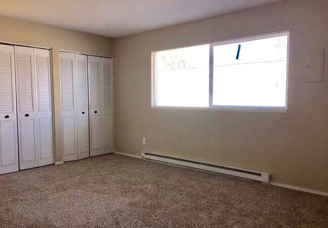 Building Photo - Spacious Top Floor One Bedroom w/ Open Flo...