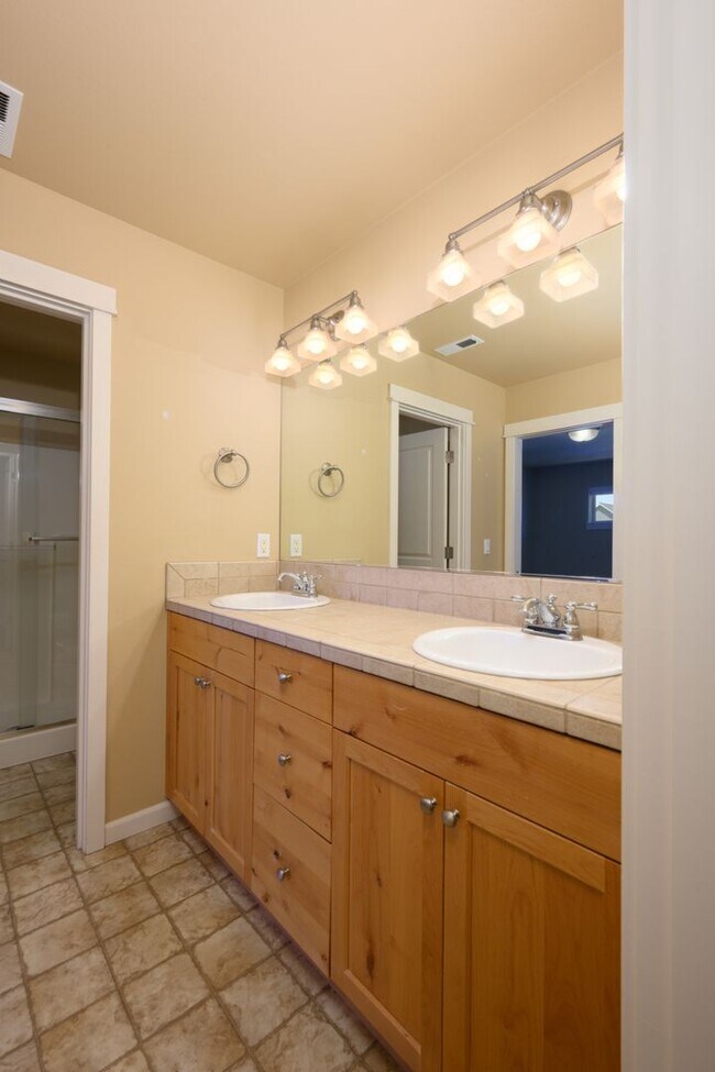 Building Photo - Wonderful 4 bedroom in SE Bend!