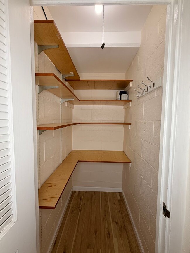 Building Photo - Bright Updated 1 bedroom with covered parking. ALL utilities included