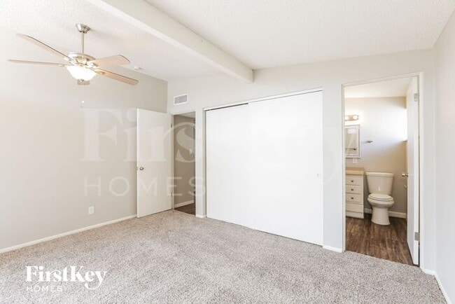 Building Photo - 6301 Fairwood Ave