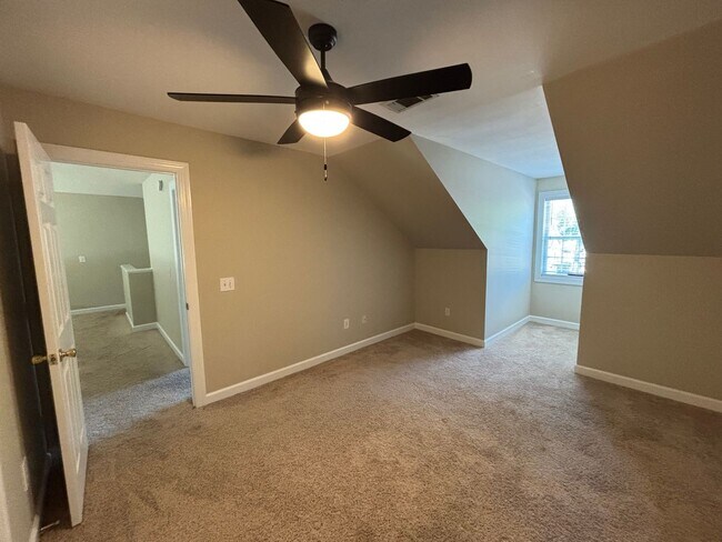 Building Photo - 3 Bed 2.5 Bath Town Home in Carleton Place ~ Students Welcome with Co-Signers!